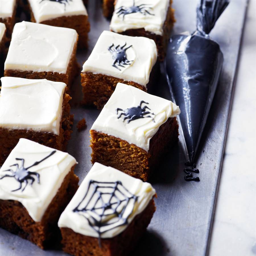 Tarta de calabaza para Halloween con frosting de tofu y  telarañas de chocolate