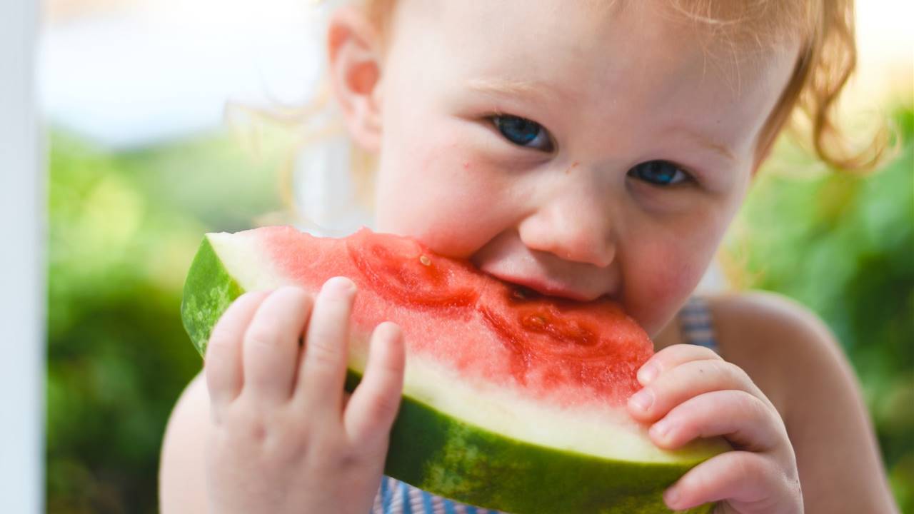 Niña pequeña comiendo sandía