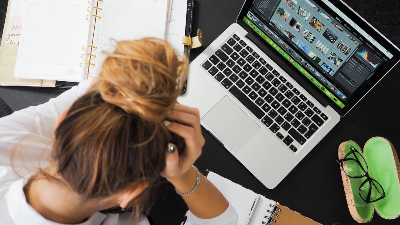 Mujer agobiada por el trabajo