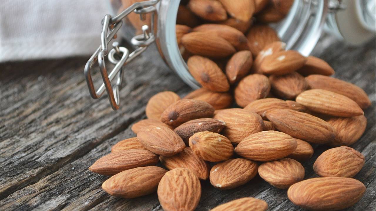Tarro de cristal y almendras con piel