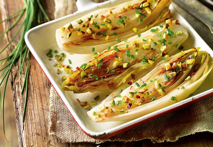 Endibias al horno con pistachos