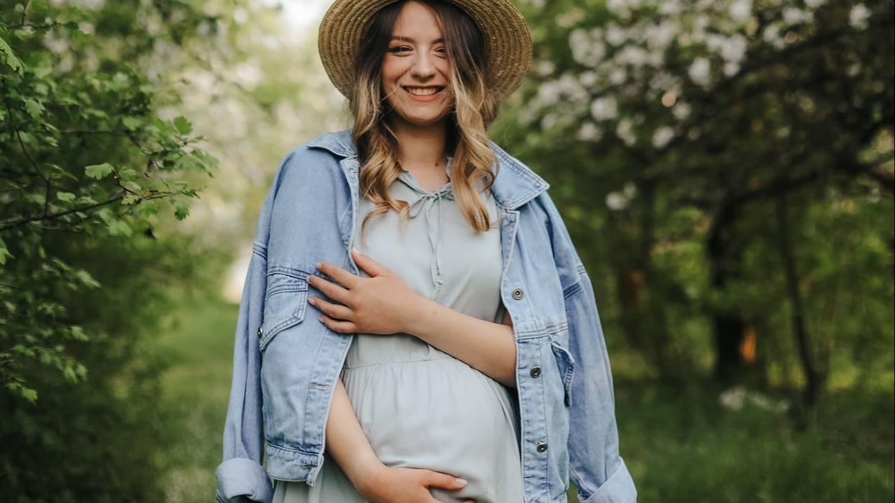 Mujer embarazada sonriente en el campo