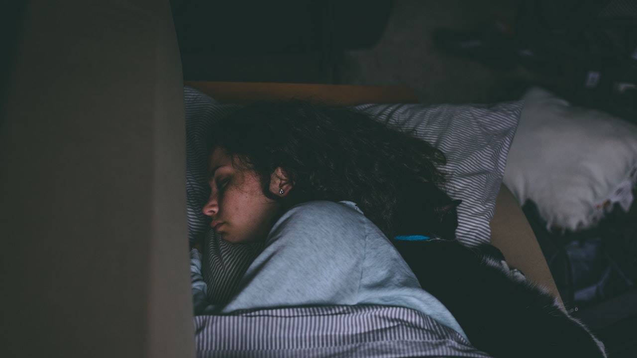 Mujer durmiendo en la cama