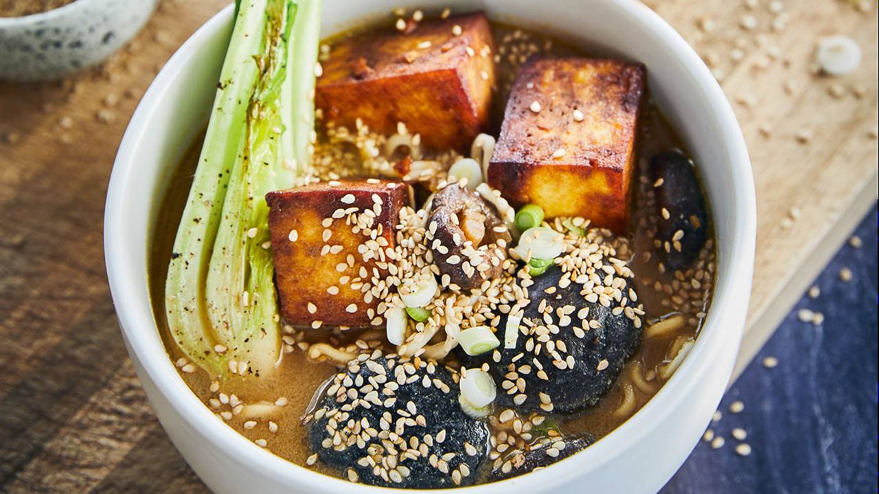 Ramen de tofu, shiitakes y bok choy