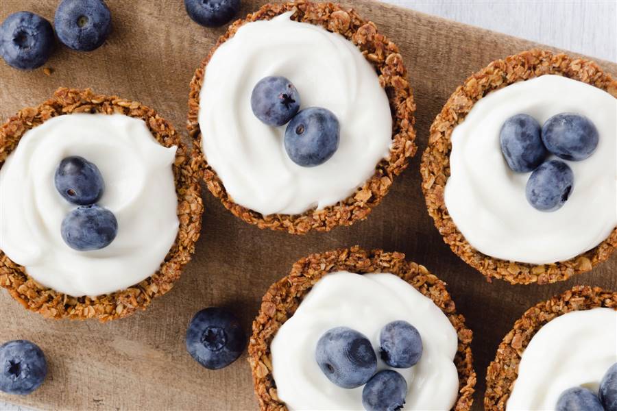 Tartas de granola y yogur con fruta para desayunar