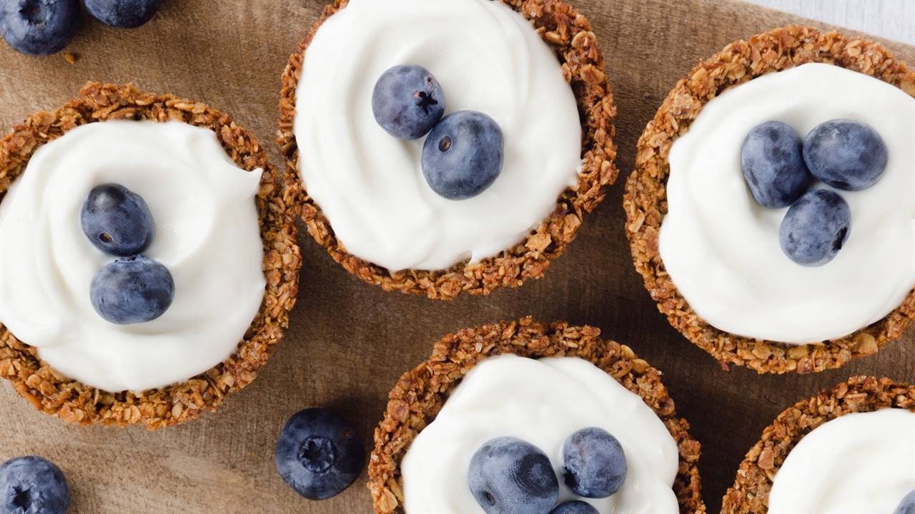 Tartaletas de granola y yogur con fruta para desayunar