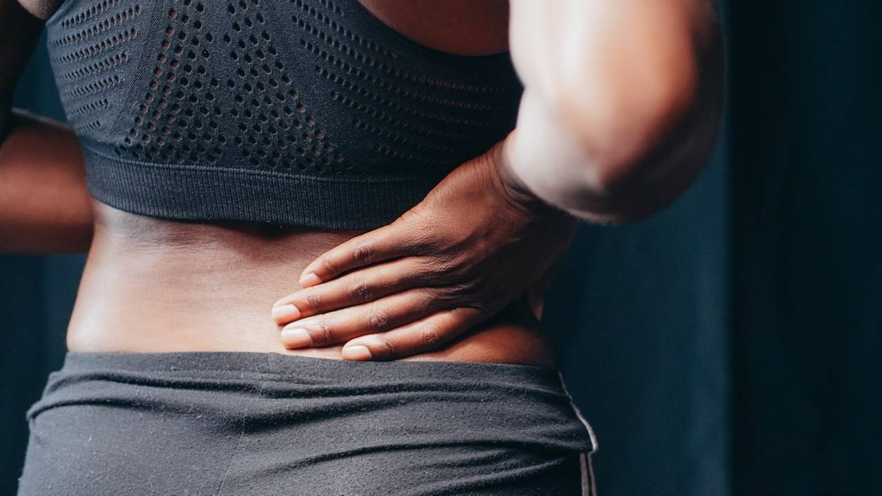 Mujer tocándose la zona lumbar