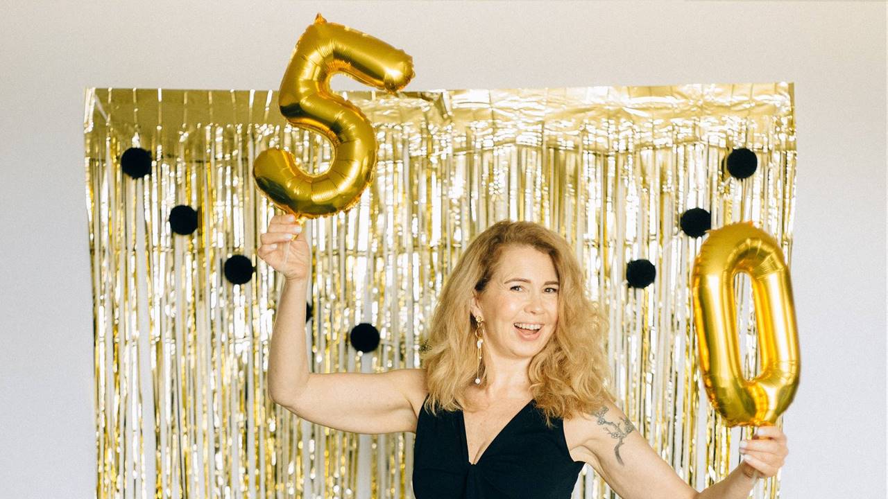 Mujer que celebra su 50 cumpleaños