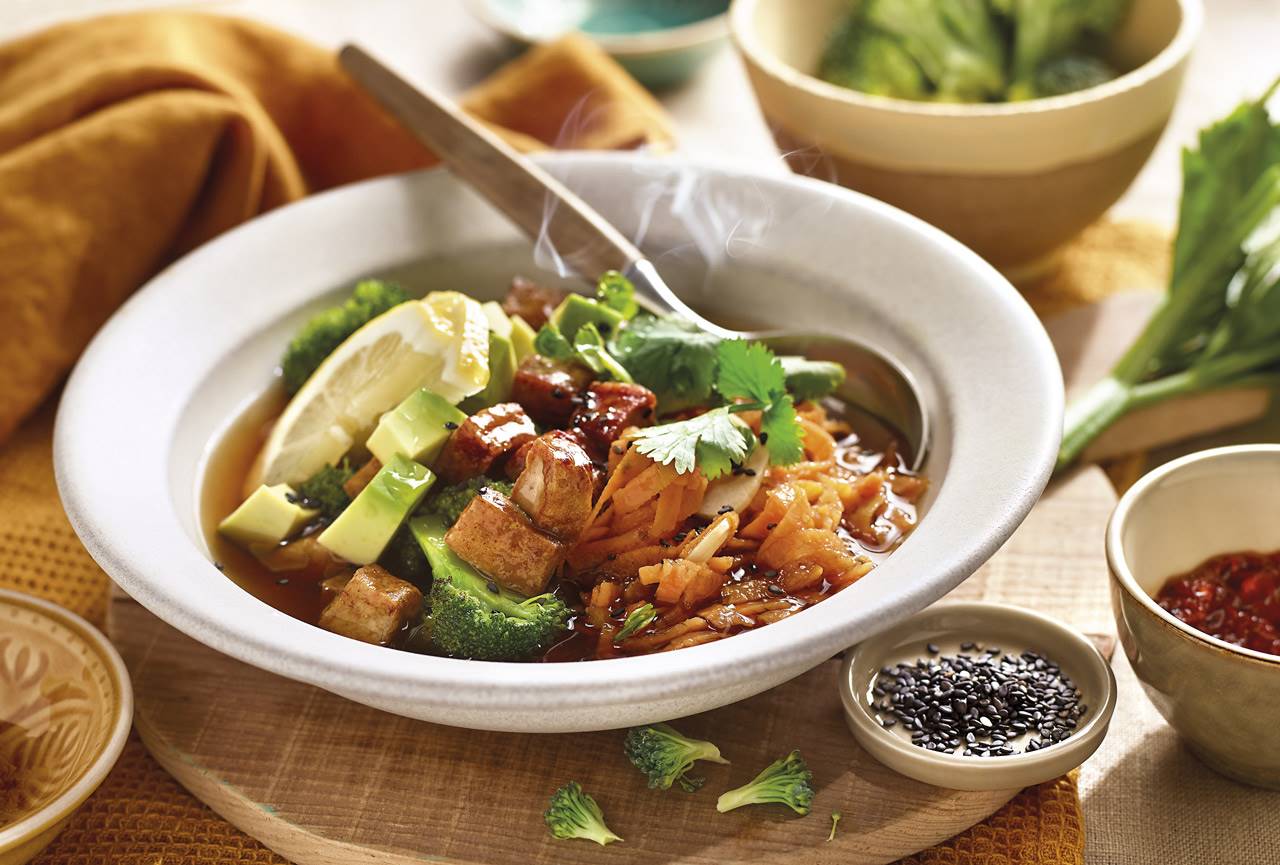 C-SOPASramen. Ramen exprés vegano con tallarines de boniato, tofu crujiente y ramilletes de brócoli