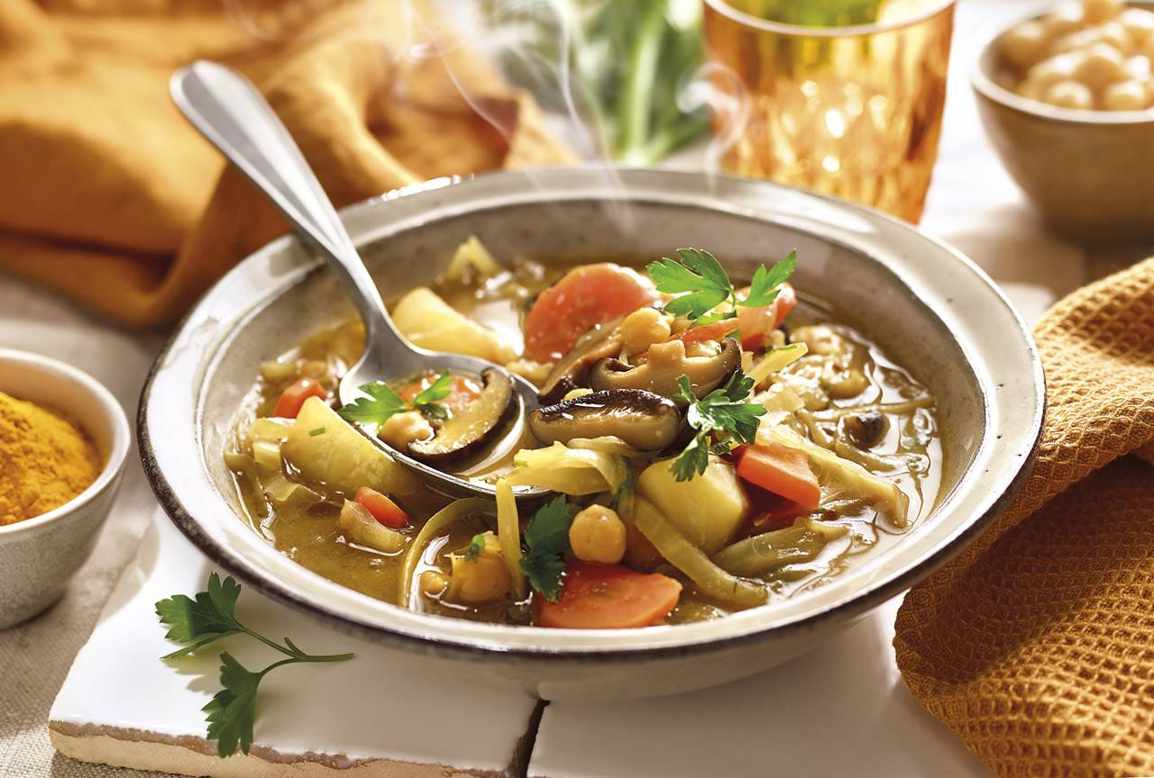 C-SOPASinmunoestimulante. Sopa de cúrcuma y jengibre con garbanzos,  setas shitake y un toque de limón