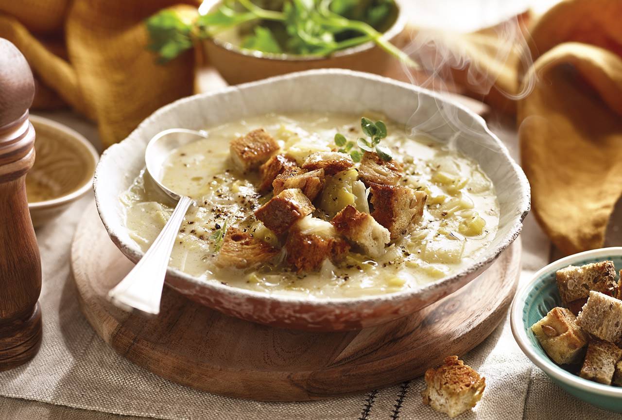 C-SOPASde-puerro. Sopa de puerro con crema de cáñamo  y picatostes de pan de centeno