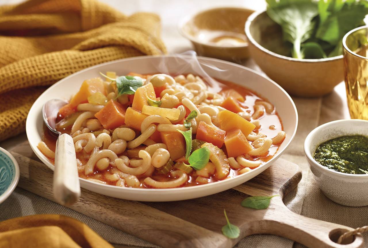 C-SOPASminestrone. Sopa minestrone de verduras con alubias,  pasta integral y salsa pesto