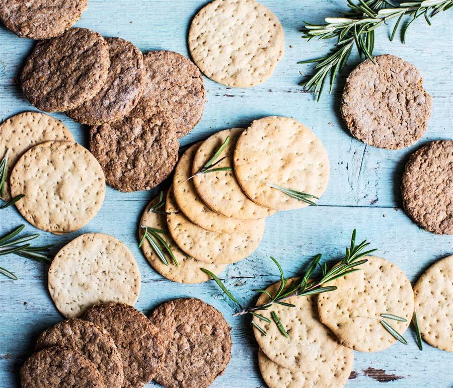 Galletas saladas crujientes de espelta con queso.