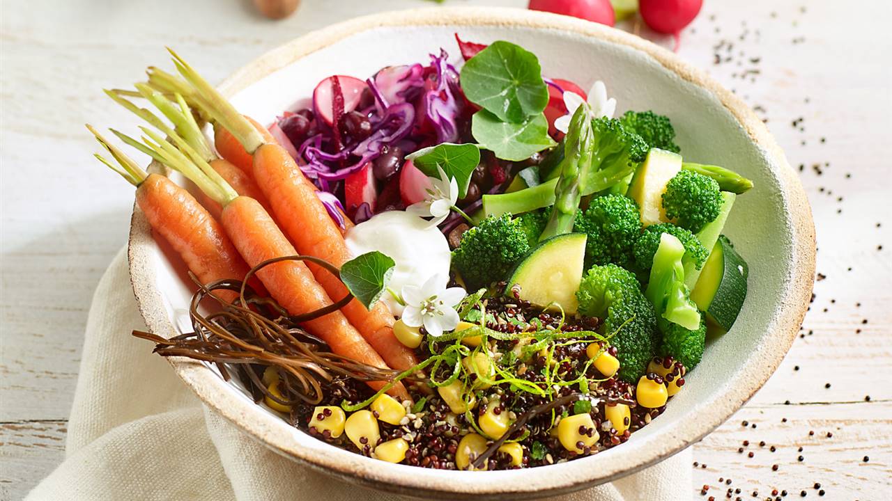 receta-buddha-bowl-quinoa-azukis-verduras-salsa-yogur