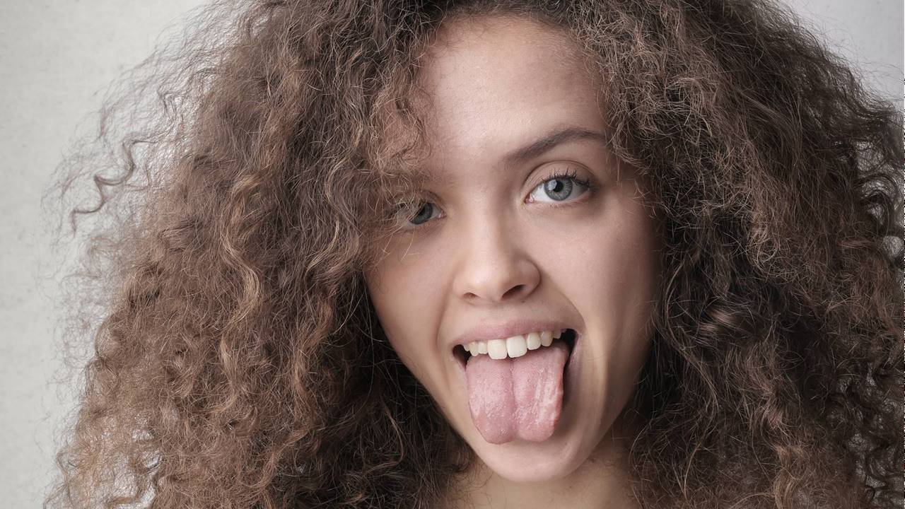 Chica sacando la lengua