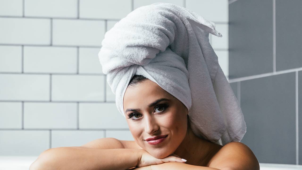 Mujer en la bañera con turbante en la cabeza