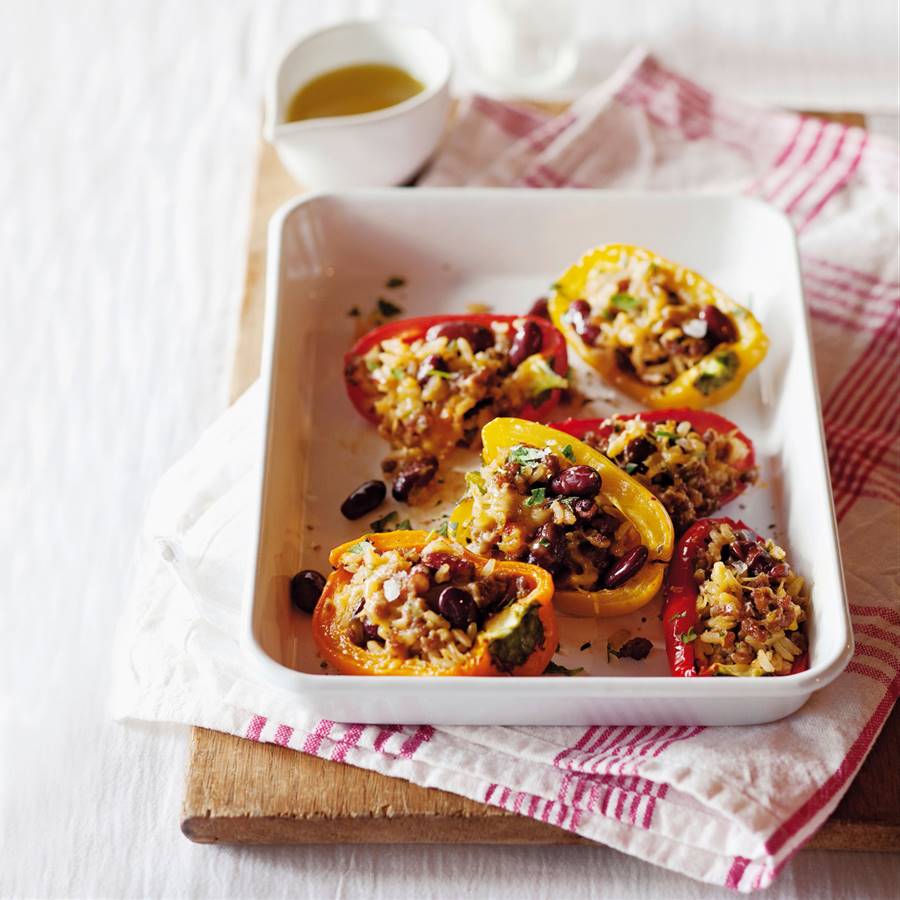 Pimientos rellenos estilo burrito mexicano