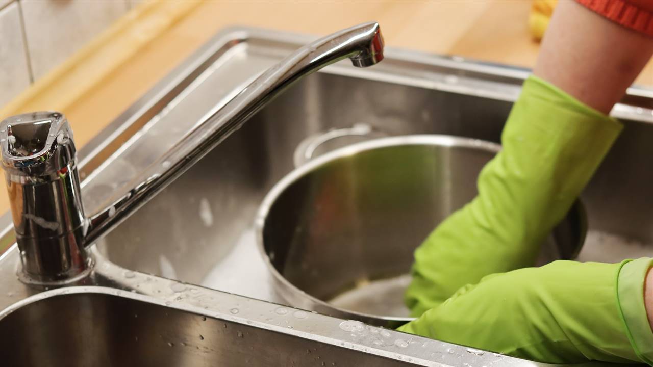 Persona lavando una olla