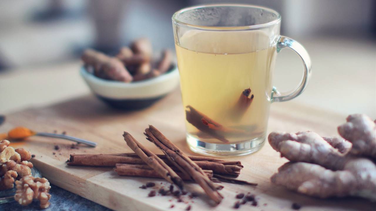 Taza con infusión de canela