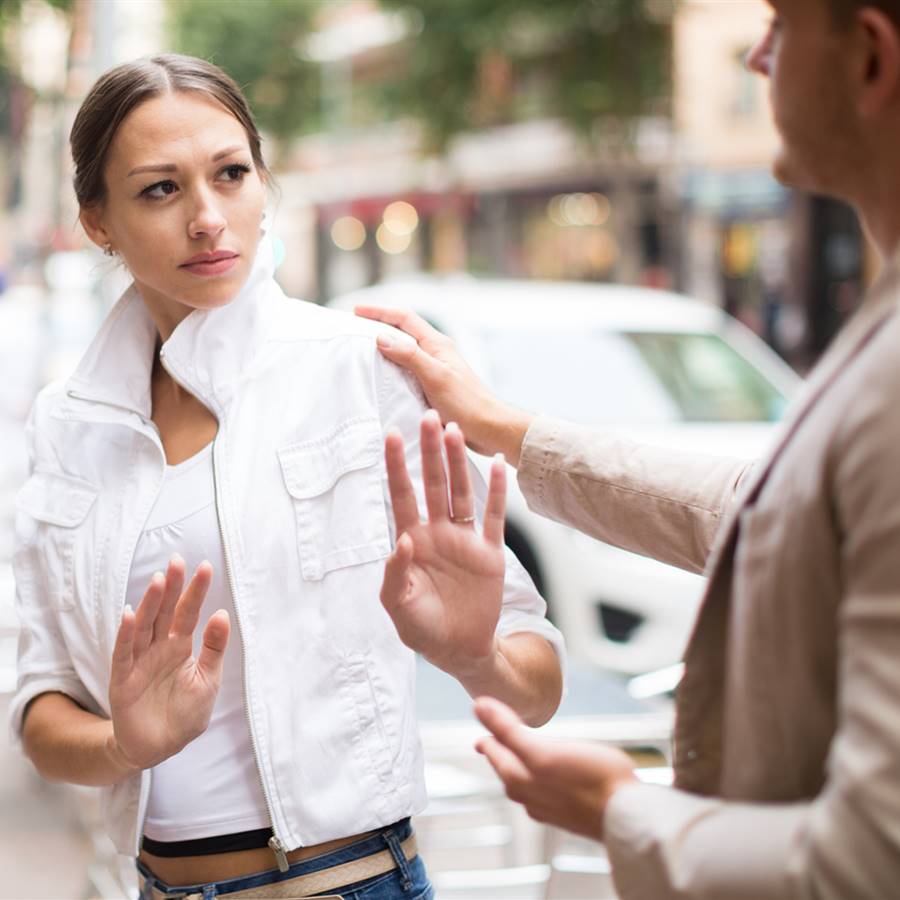 Qué es el hoovering y cómo actúa el 'narcisista encubierto' cuando quiere volver contigo