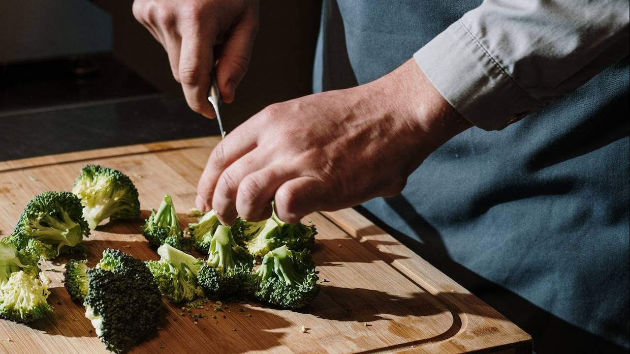 Hombre cortando brócoli