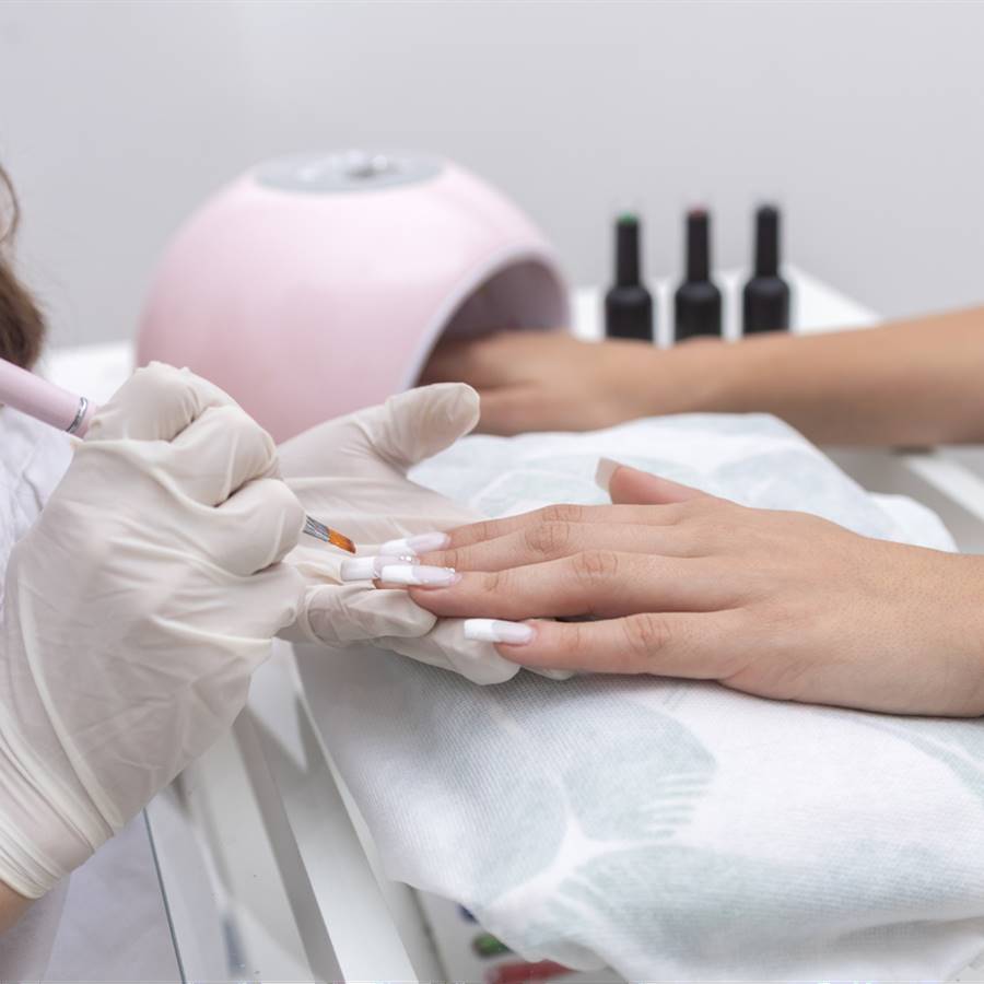 Por qué se deben evitar las uñas de gel y shellac (nuevas investigaciones)