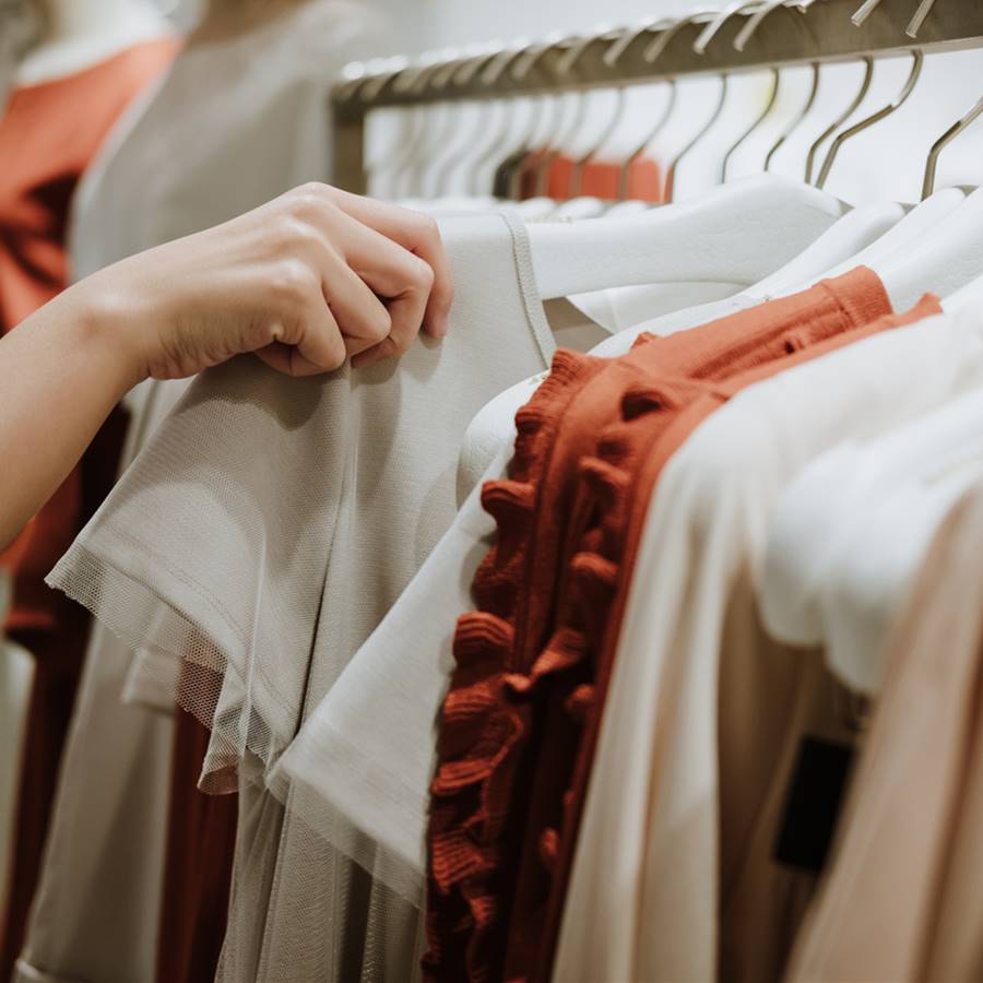 Por qué te conviene lavar la ropa nueva antes de usarla
