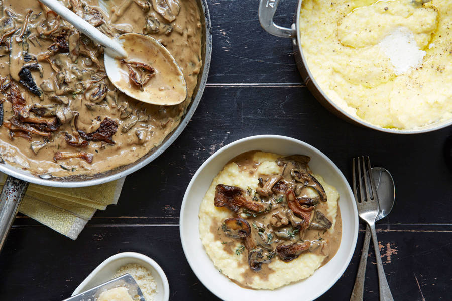 Polenta con setas, salsa de soja y hierbas