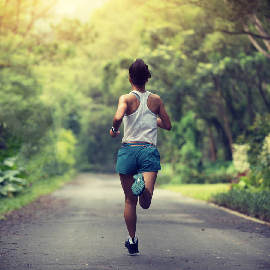 Mujer corriendo de buena mañana