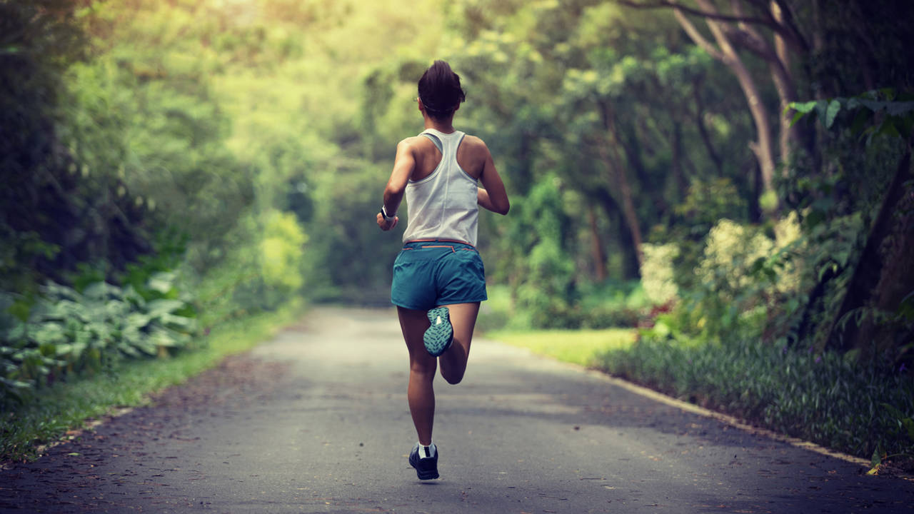 Mujer corriendo de buena mañana