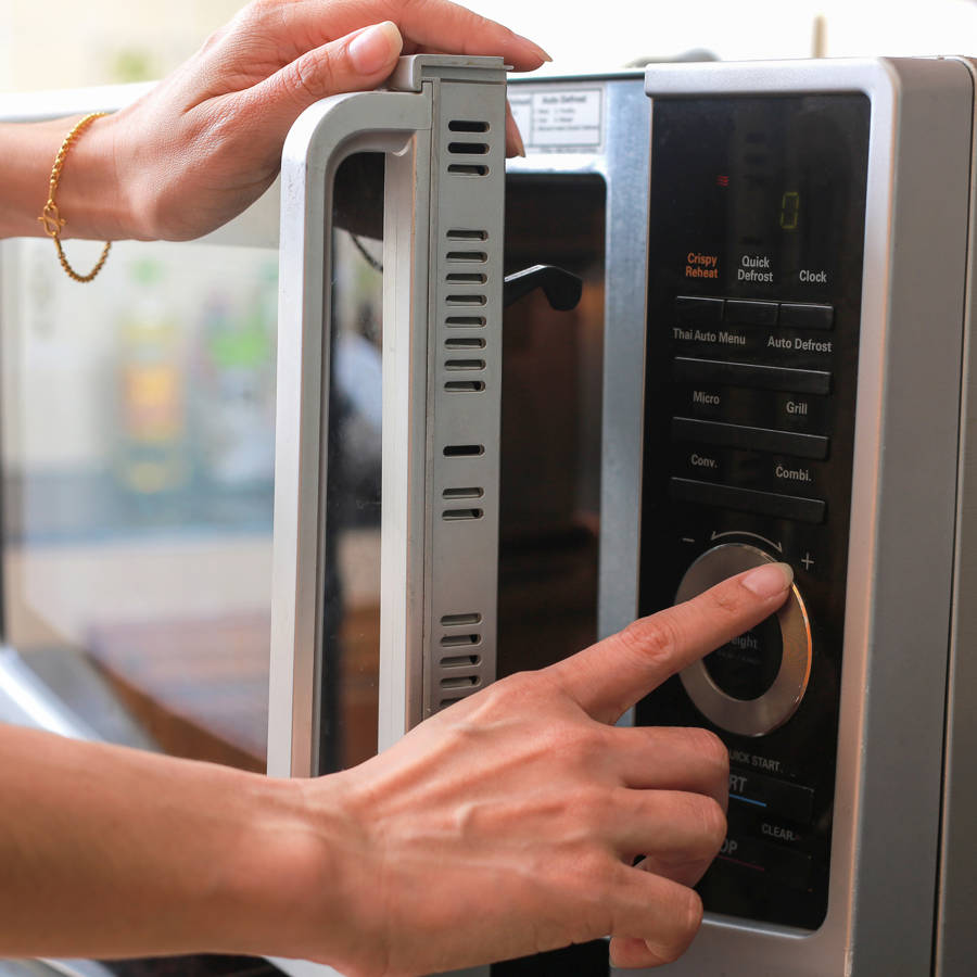 4 alimentos que no deberías recalentar NUNCA en el microondas porque se pueden estropear