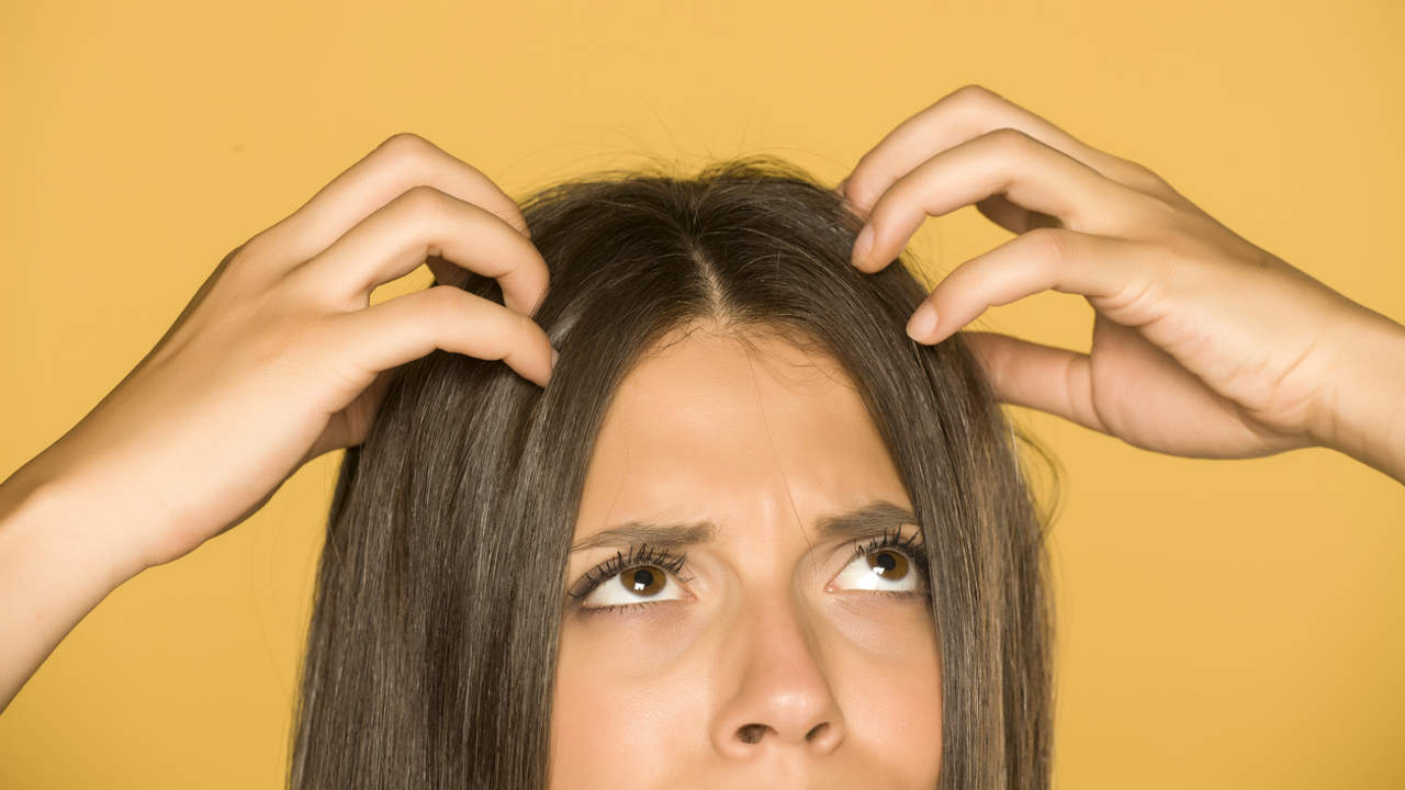 Mujer rascándose la cabeza