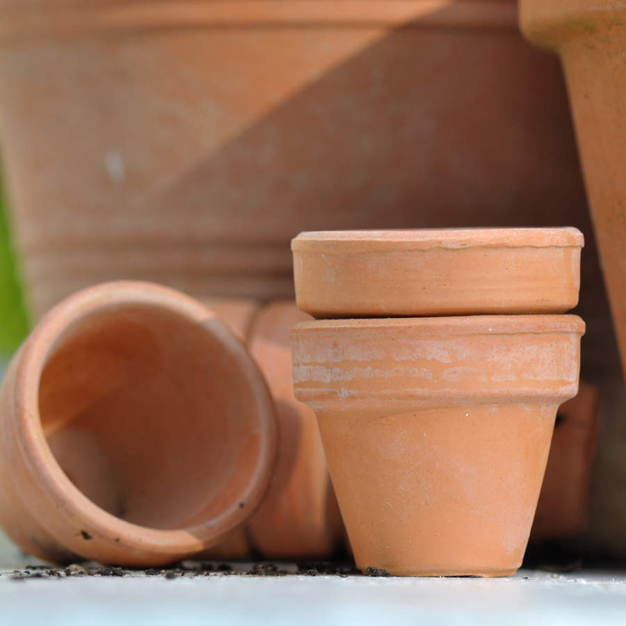 Ahorra agua con las ollas y burbujas de autorriego que puedes hacer tú mismo