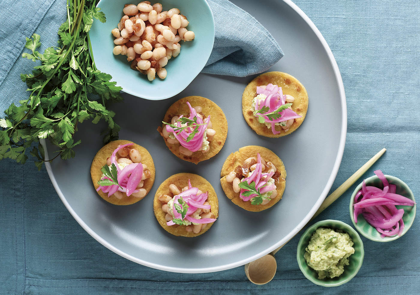 Tacos de alubias con cebolla encurtida y mole verde