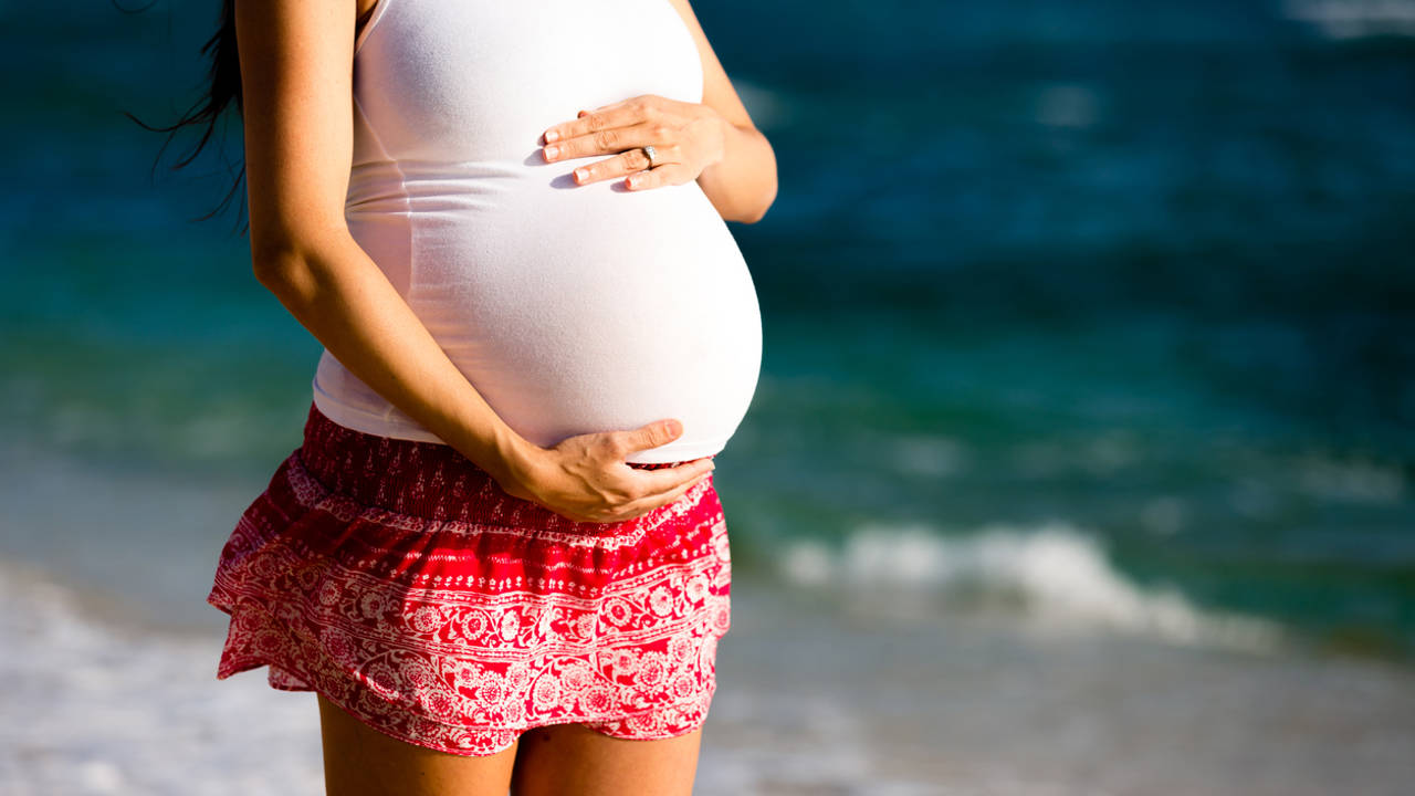 Mujer embarazada en la playa