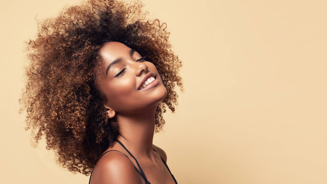 Chica con pelo afro