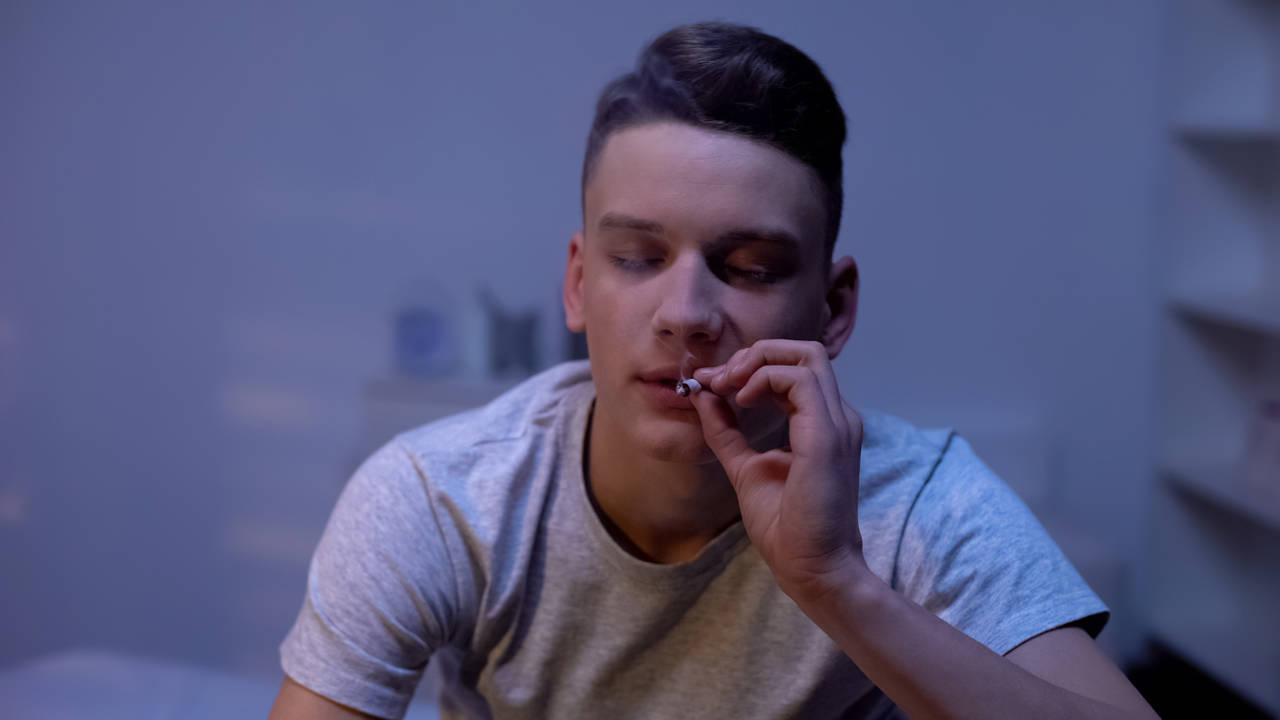 Chico fumando marihuena