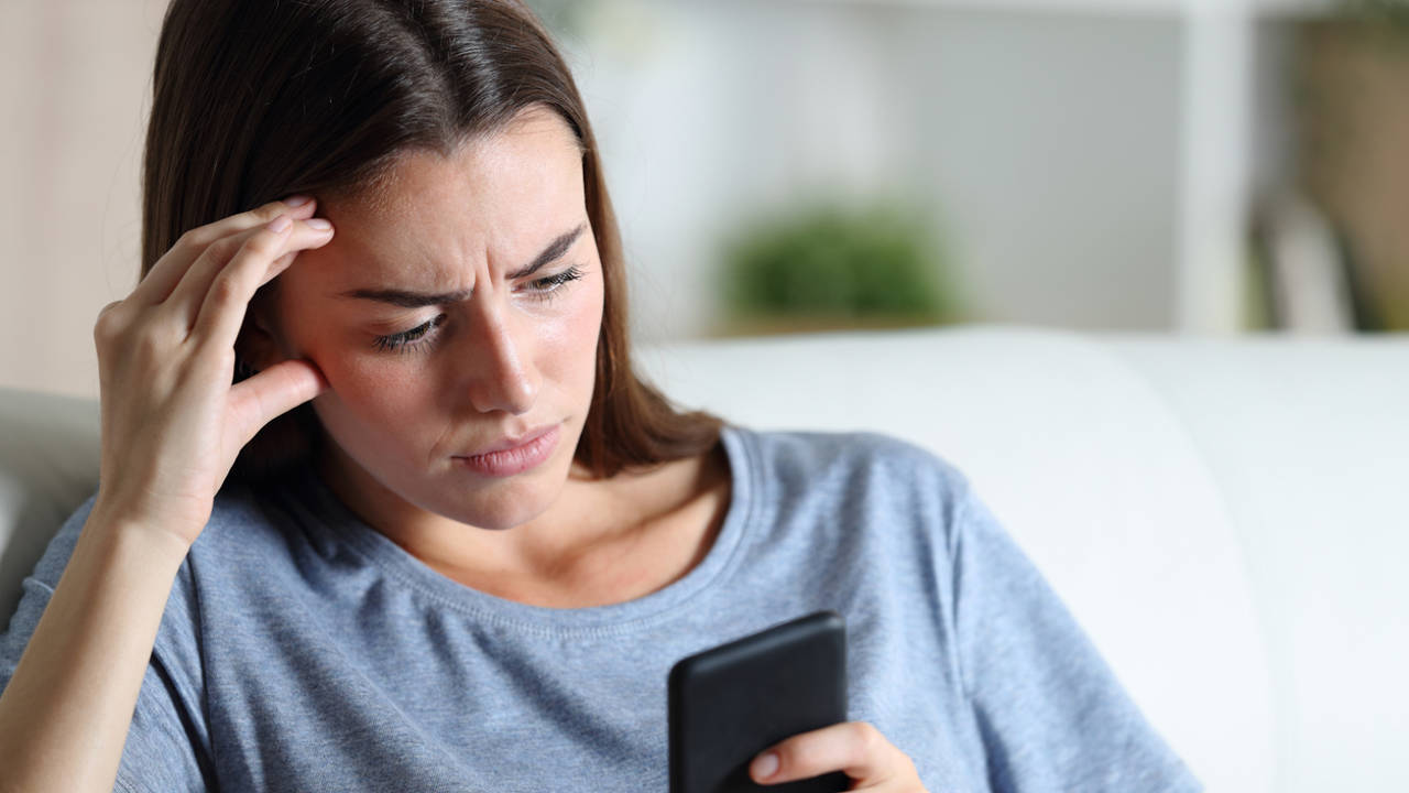 Mujer mirando el móvil