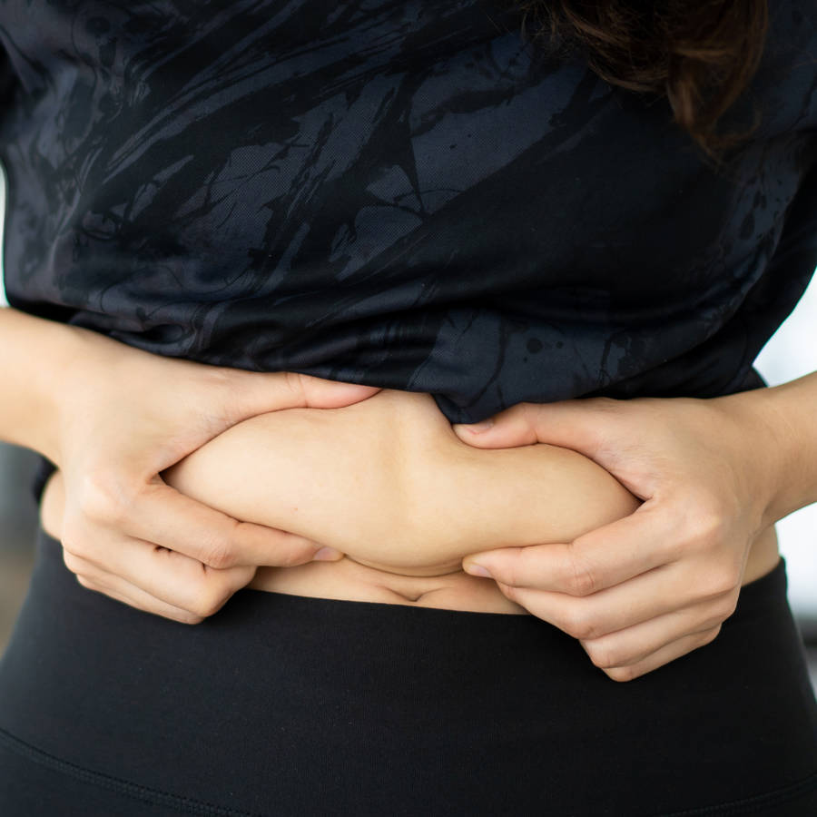Los 7 alimentos (y una mala costumbre) que DEBES EVITAR para dejar de acumular grasa en la barriga