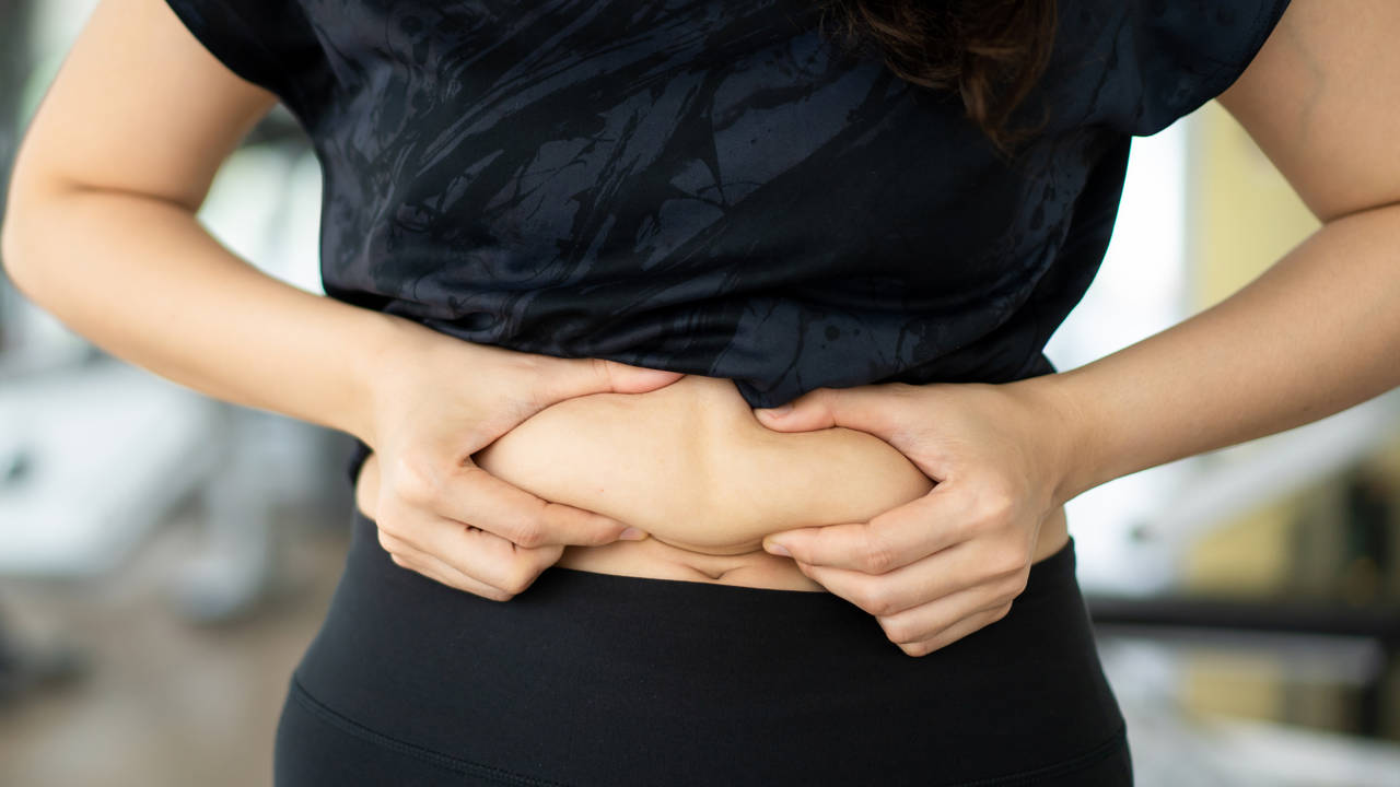 Los 7 alimentos (y una mala costumbre) que DEBES EVITAR para dejar de acumular grasa en la barriga