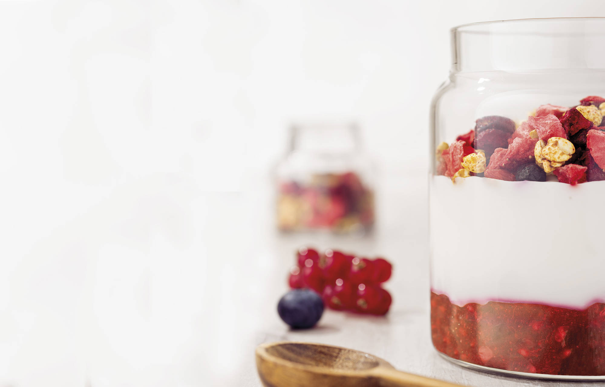 Yogur de coco con granola de trigo sarraceno y confitura de frutos del bosque