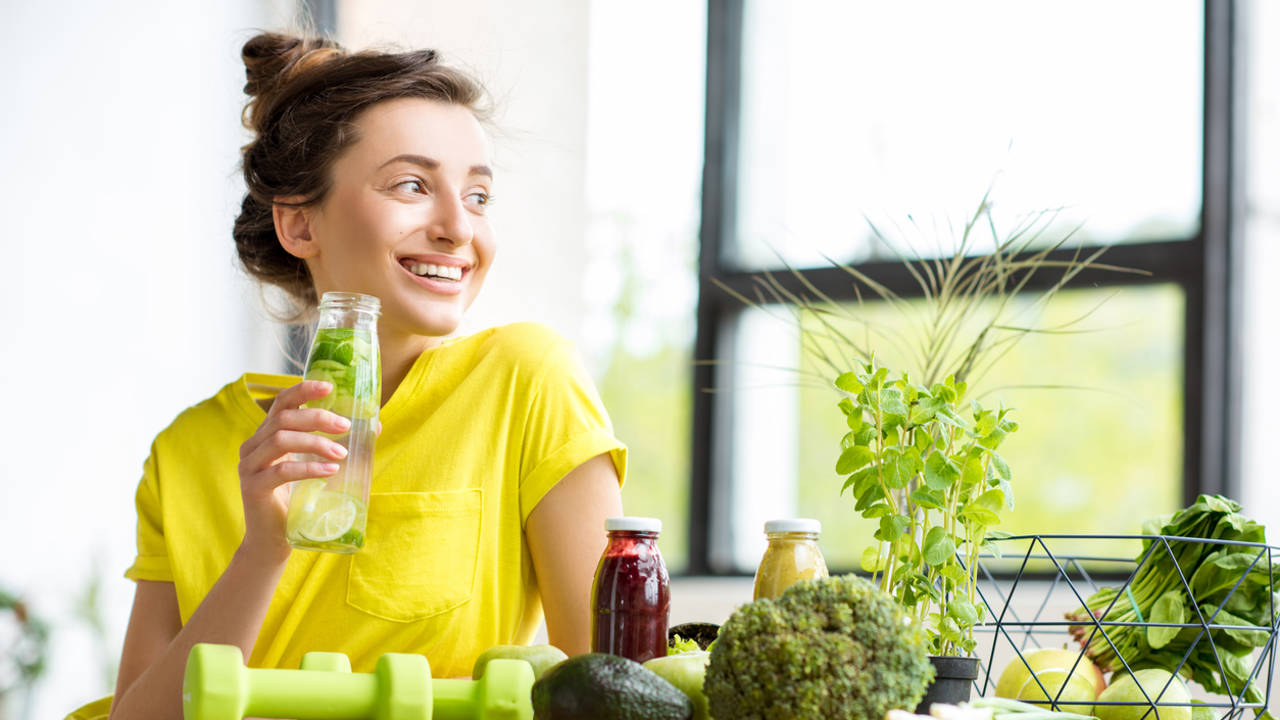 Mujer bebiendo agua infusionada