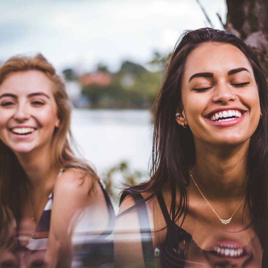 5 beneficios de reír que no conocías (¡incluso si finges tu risa!)