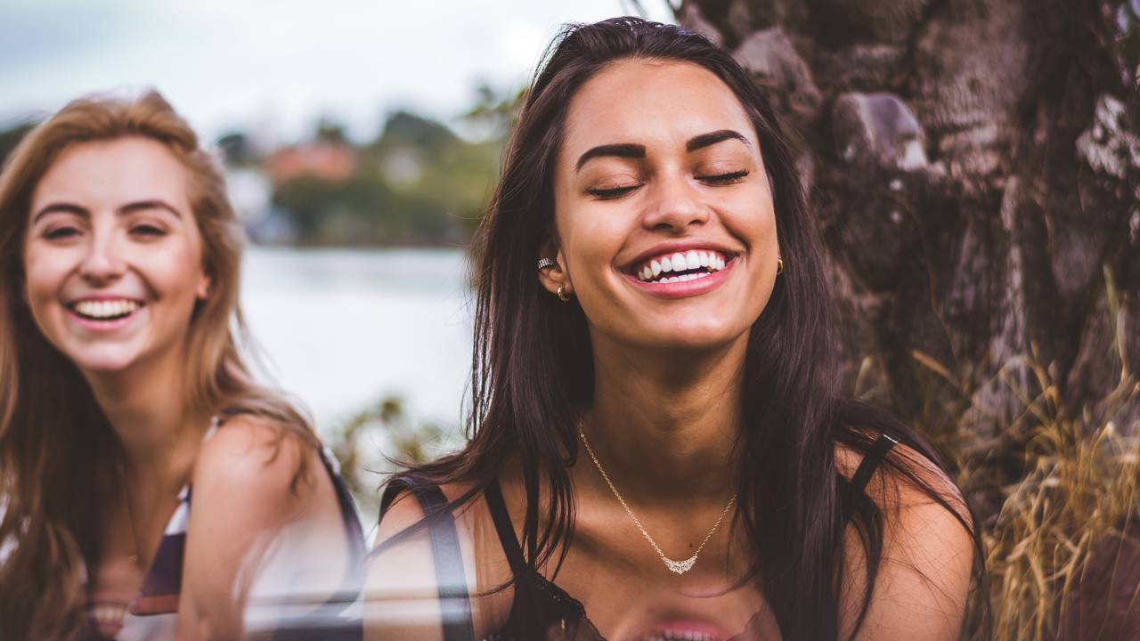 5 beneficios de reír que no conocías (¡incluso si finges tu risa!)