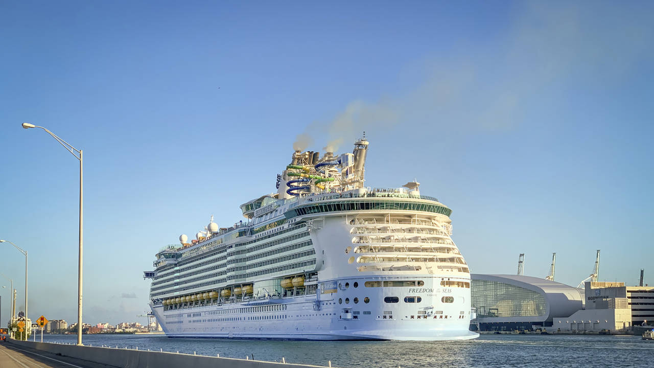 Crucero atracado en puerto