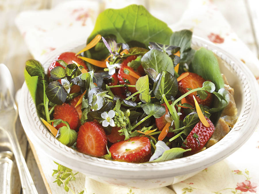 Ensalada de berros, rúcula y diente de león con fresas