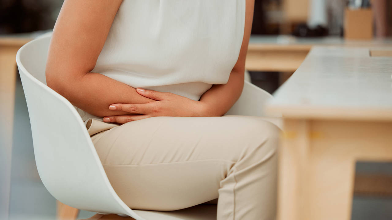 Mujer con dolor de barriga