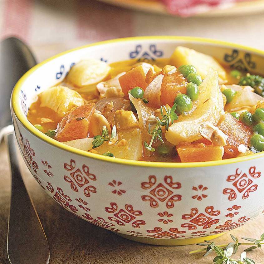 Sopa jardinera con almendras