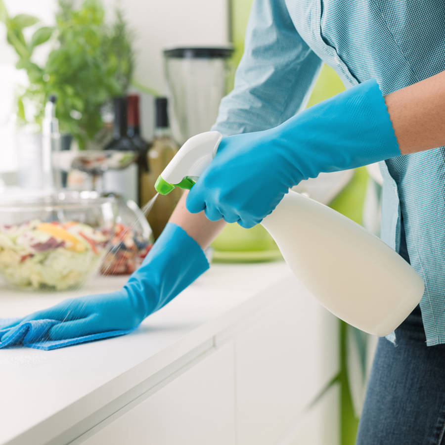 Mujer limpìando la cocina
