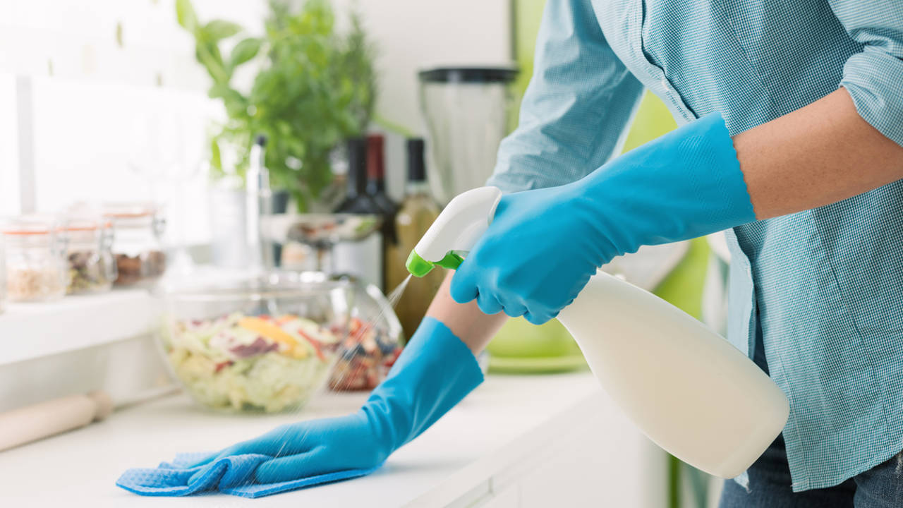 Mujer limpìando la cocina